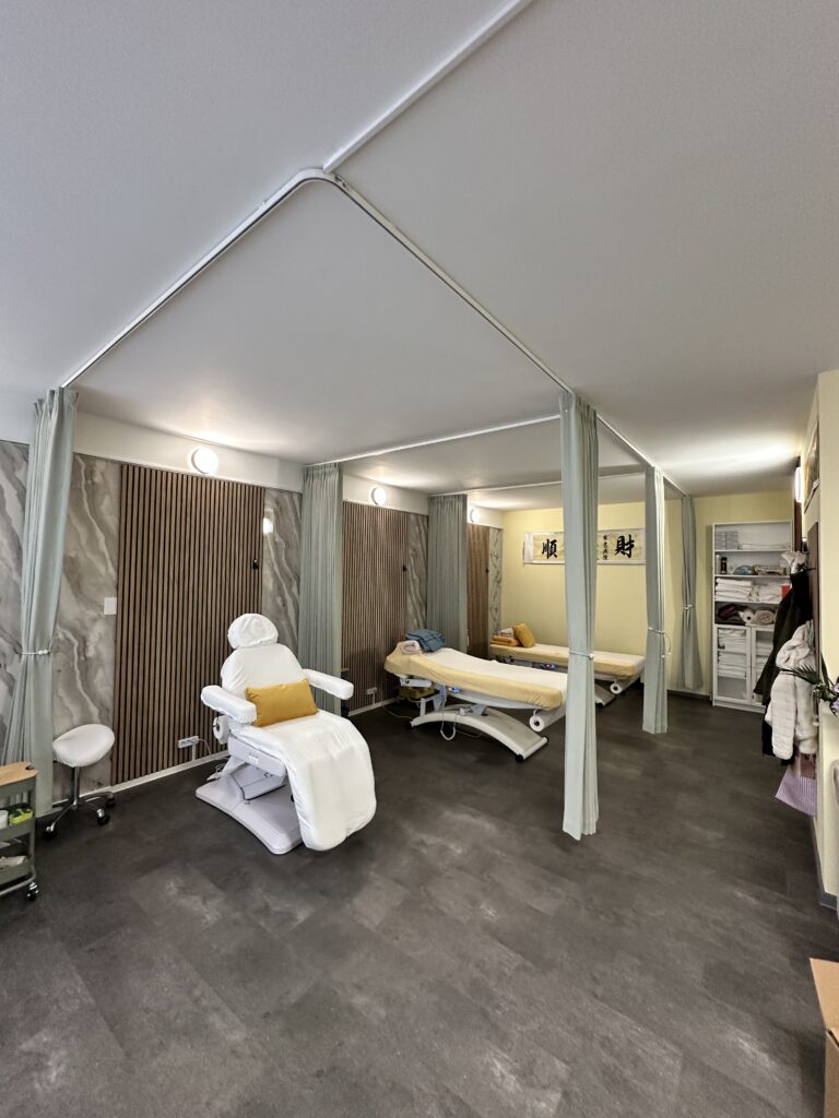 Empfangsbereich von SanBao – Zentrum für Balance in Wien Heller Empfangs- und Wartebereich von SanBao – Zentrum für Balance in Wien