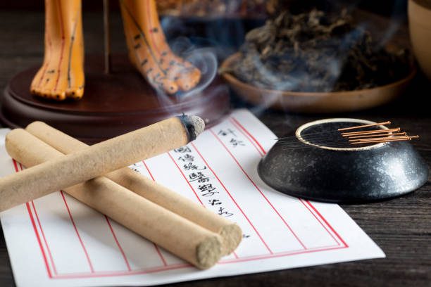 Moxibustion – wärmende Kräuteranwendung | Sanbao - Zentrum für Balance Moxa-Wärmebehandlung: Erwärmung ausgewählter Punkte für harmonisierendes Wohlbefinden.